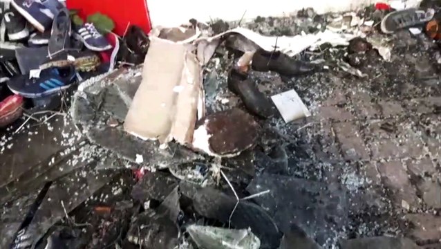 Imagens mostram danos após incêndio em loja de calçados