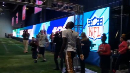 لقطة: كرة قدم أميركيّة: بولت يعادل الزمن القياسي لأسرع ركضة رابحة لمسافة 40 ياردة