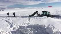 Ardahan İş Makinesinin Tekerleri, Donan Çıldır Gölü'nde Buza Saplandı