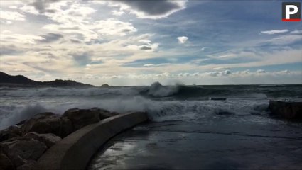 Marseille : les rafales de vent ont déchaîné la mer Méditerranée ce dimanche