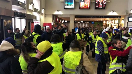 Les femmes de gilets jaunes chantent dans la gare d'Avignon
