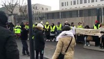 Avignon : la chaîne des femmes gilets jaunes devant le commissariat