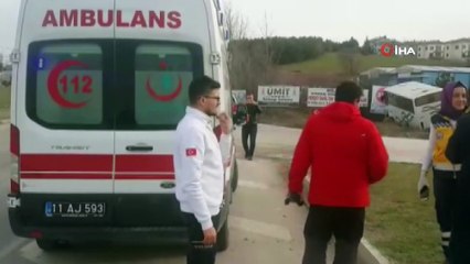 Midibüs ile otomobil çarpıştı: 11 yaralı