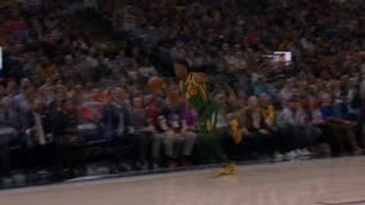 لقطة: ان بي آي: ميتشل ينقذ الكرة ويمرّرها حاسمة ناحية زميله كراودر