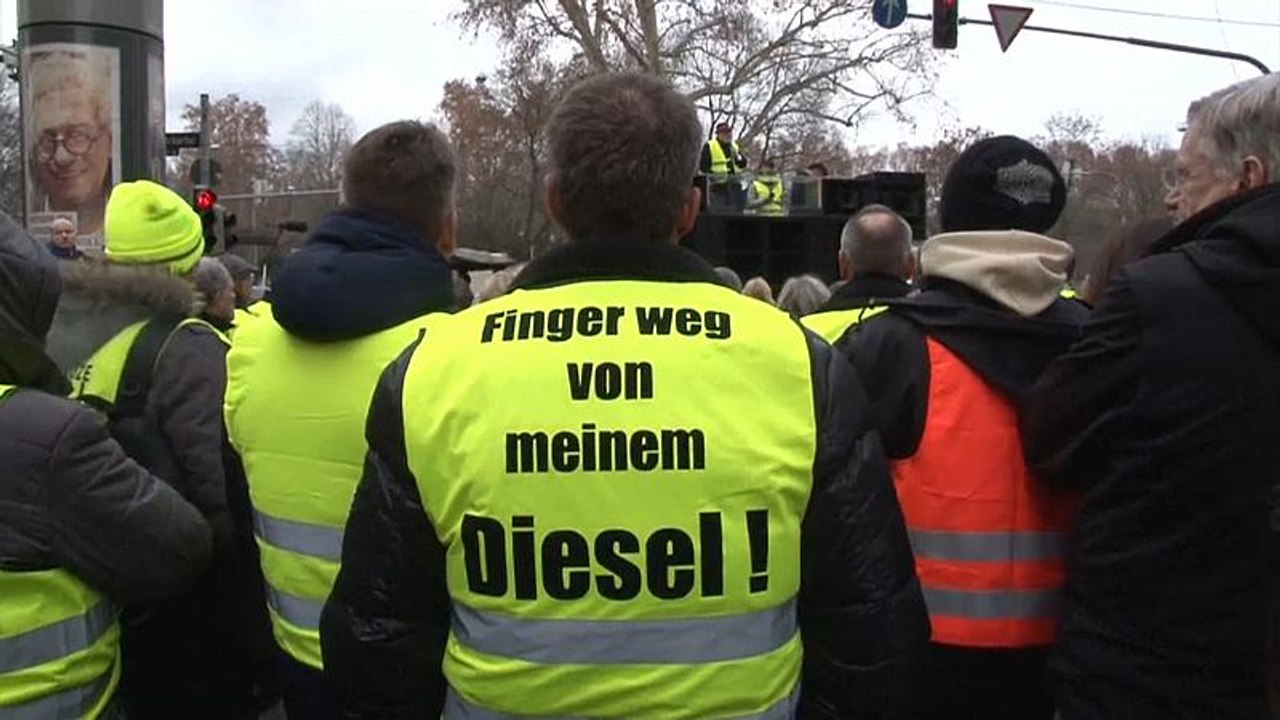 Gegen fahrverbote: gelbwesten protestieren in stuttgart