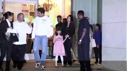 Descargar video: Abhishek Bachchan Celebrates Birthday With Aishwarya & Amitabh Bachchan