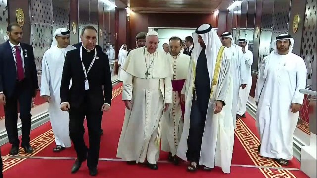 Papa chega aos Emirados Árabes para visita histórica