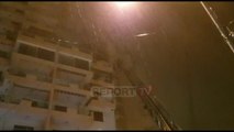 Report TV - Zjarri  përfshin apartamentin në katin e 9-të në Durrës, aksioni i shpëtimit
