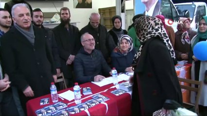 Türk bayrağı isteyen ihtiyar teyzeyi makam otomobili ile evine gönderdi