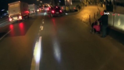 Sağa dönüş yapan araç motosikletliyi altına aldı...Feci motosiklet kazası kamerada