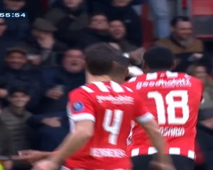 لقطة: الدوري الهولندي: غاكبو يهزّ شباك فورتونا سيتارد بفضل تسديدة مُتقنة مؤكّدًا سطوة آيندهوفن