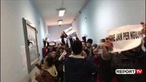 Report TV - Shkodër, vijon protesta, studentët bllokojnë hyrjet e tre fakulteteve