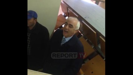 Report TV - Protesta në Shkodër, studentët i mbyllin derën Rektorit