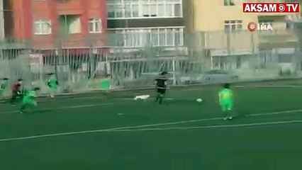 Hakem ve futbolcular topu sahaya giren köpekten zorlukla alabildi