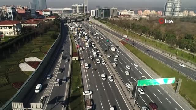 Tem'de Feci Kaza Sonrası Oluşan Trafik Havadan Görüntülendi