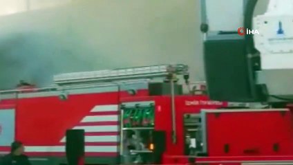 İzmir'de ayakkabı imalatı yapan iş yerinde yangın çıktı