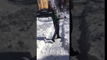 Cet homme s'est fait surprendre.