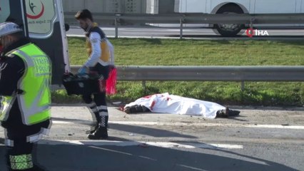 Télécharger la video: TEM Maslak FSM istikametinde bir araç motosikletle çarpıştı. Şiddetli çarpışma sonucu yola savrulan motosiklet sürücüsü hayatını kaybetti. Kaza nedeniyle bölgede yoğun trafik oluştu.