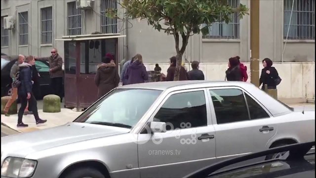 Ora News - Përdhunimi i 14 vjeçares në Kavajë, një nëne i bie të fikët para gjykatës së Durrësit