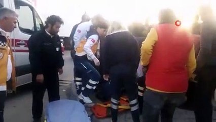 Erdemli’de vinç kamyonet otomobile çarptı: 2 yaralı