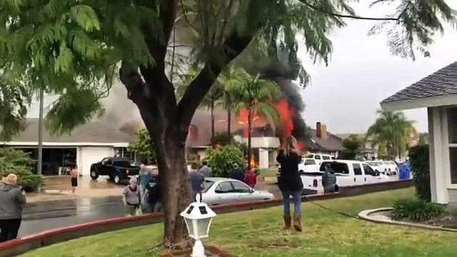 Californie: Un avion de tourisme s'écrase sur une maison - Au moins cinq morts et trois blessés - VIDEO