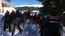 Uludağ'da kar kütlesi bir grubun üzerine düştü