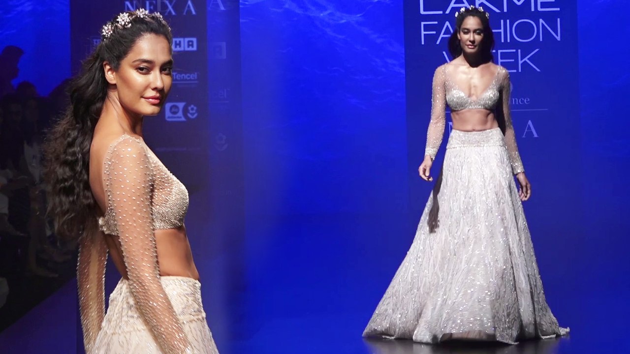 Lisa Haydon walks the ramp at Lakme Fashion Week: Watch Video  |FilmiBeat