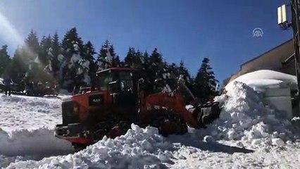 Uludağ'da çatıdaki kar kütlesi vatandaşların üzerine düştü (2) - BURSA