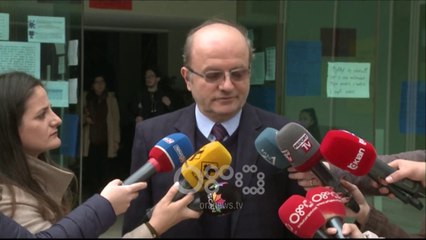 Ora News - Kurti pa leje te Shkencat Sociale, studentët-Dekanit: Trego që je me ne, jo me qeverinë