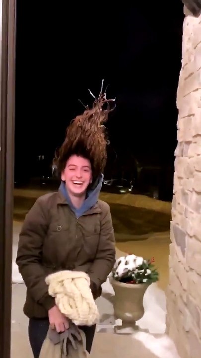 Cette fille est sorti avec les cheveux mouillés durant le froid glacial dans l'Iowa