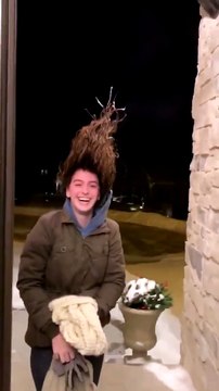 Cette fille est sorti avec les cheveux mouillés durant le froid glacial dans l'Iowa