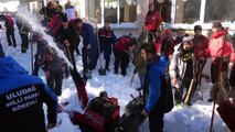 Uludağ'da çatıdaki kar kütlesi vatandaşların üzerine düştü (4) - BURSA