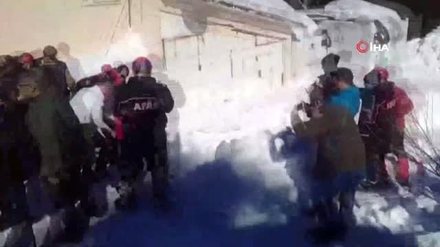 Uludağ'da Tatilciler Kar Kütlesi Altında Kaldı: 2 Yaralı, 1 Kişiye Ulaşılmaya Çalışılıyor