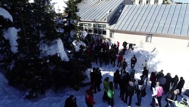 (DRONE) Uludağ'da çatıdaki kar kütlesi vatandaşların üzerine düştü - BURSA