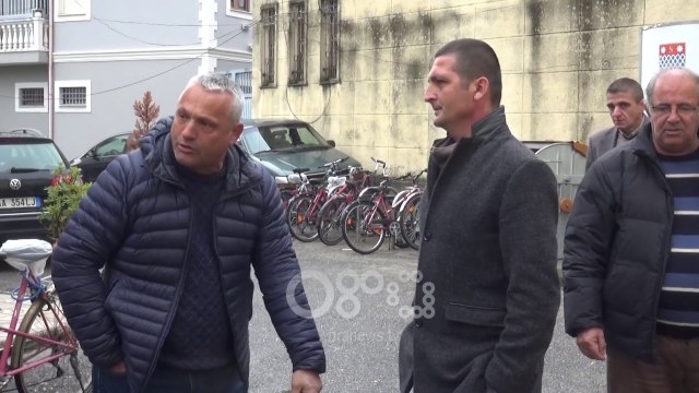 Ora News - Shkodër, taksistët e indinjuar përplasen verbalisht me drejtorin e policisë bashkiake