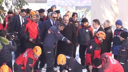 Uludağ'da Çatıdaki Kar Kütlesi Vatandaşların Üzerine Düştü - Vali Canbolat (9)