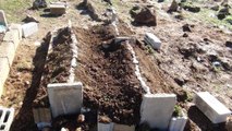 Kazada Ölen Aynı Aileden 5 Kişi, Yan Yana Kazılan Mezarlarda Toprağa Verildi