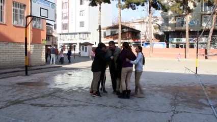 Fedakar öğretmen... Ayağından ameliyat olmasına rağmen öğrencilerini yalnız bırakmadı