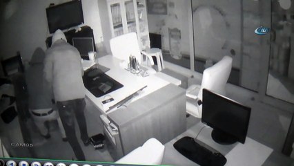 Çelik kasa hırsızları kamerada