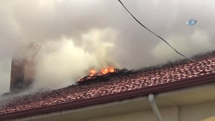 Bolu'da, 2 Katlı Evin Çatısı Alev Alev Yandı