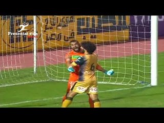 " عامر عامر " حارس الانتاج الحربي يتصدى لركلة جزاء من امام " ميدو " لاعب النصر