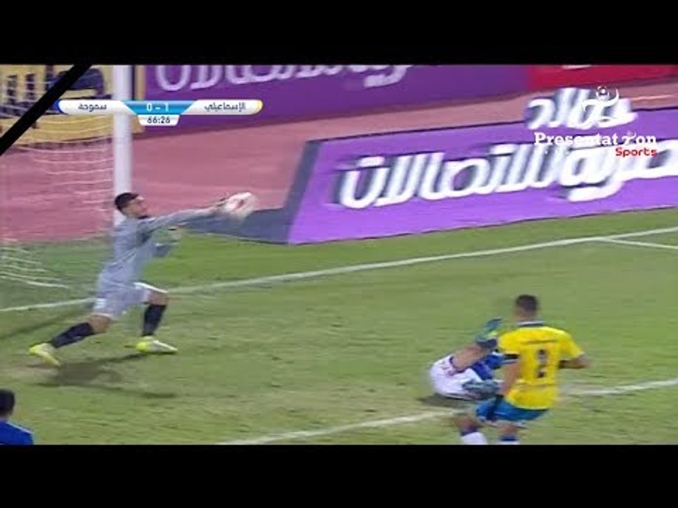" محمد عواد " حارس الاسماعيلي يتصدى لفرصة هدف مؤكد من رأسية " ناصر ماهر " لاعب سموحة