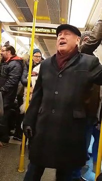 Fan de Chelsea, ce vieux chante dans le métro de Londres !