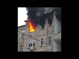 Report Tv-Zjarr në një banesë në kryeqytet, lëndohen babë e bir