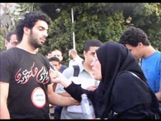 رامى عصام يواسى والدة احد الشهداء .