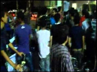 متظاهرون يمزقون لافتات شفيق بطنطا