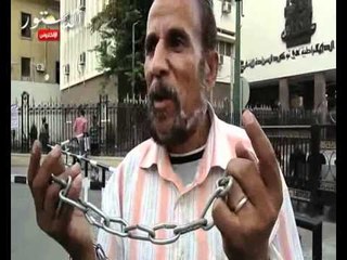 مواطن يقيد نفسه بالسلاسل امام مجلس الوزراء