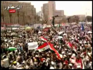 المتظاهرون يهتفون ضد العسكر عقب صلاة الظهر.