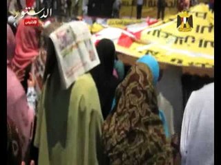 خيام بشرية لحماية نساء التحرير من الشمس