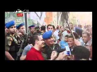 اصطفاف المتظاهرين مع الحرس الجمهورى وعودة الثقة